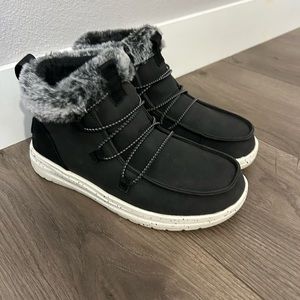 Never worn women’s Hey Dudes